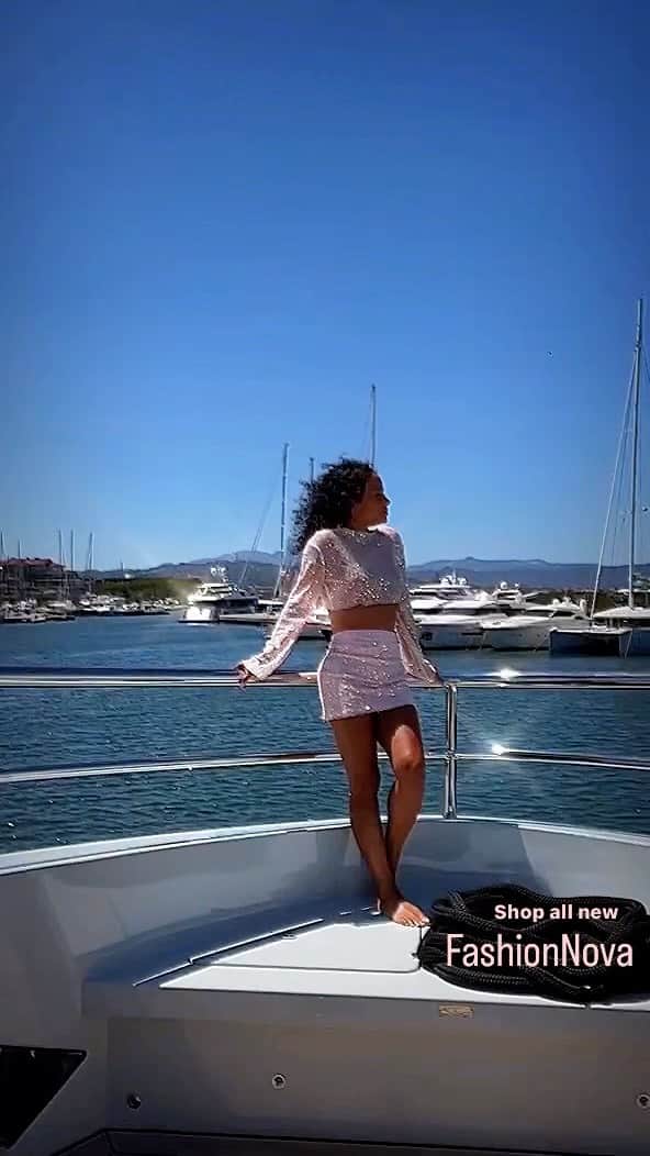 クリスティーナ・ミリアンのインスタグラム：「When Mermaid dreams come true 🧜🏽‍♀️🛥️✨ @fashionnova」