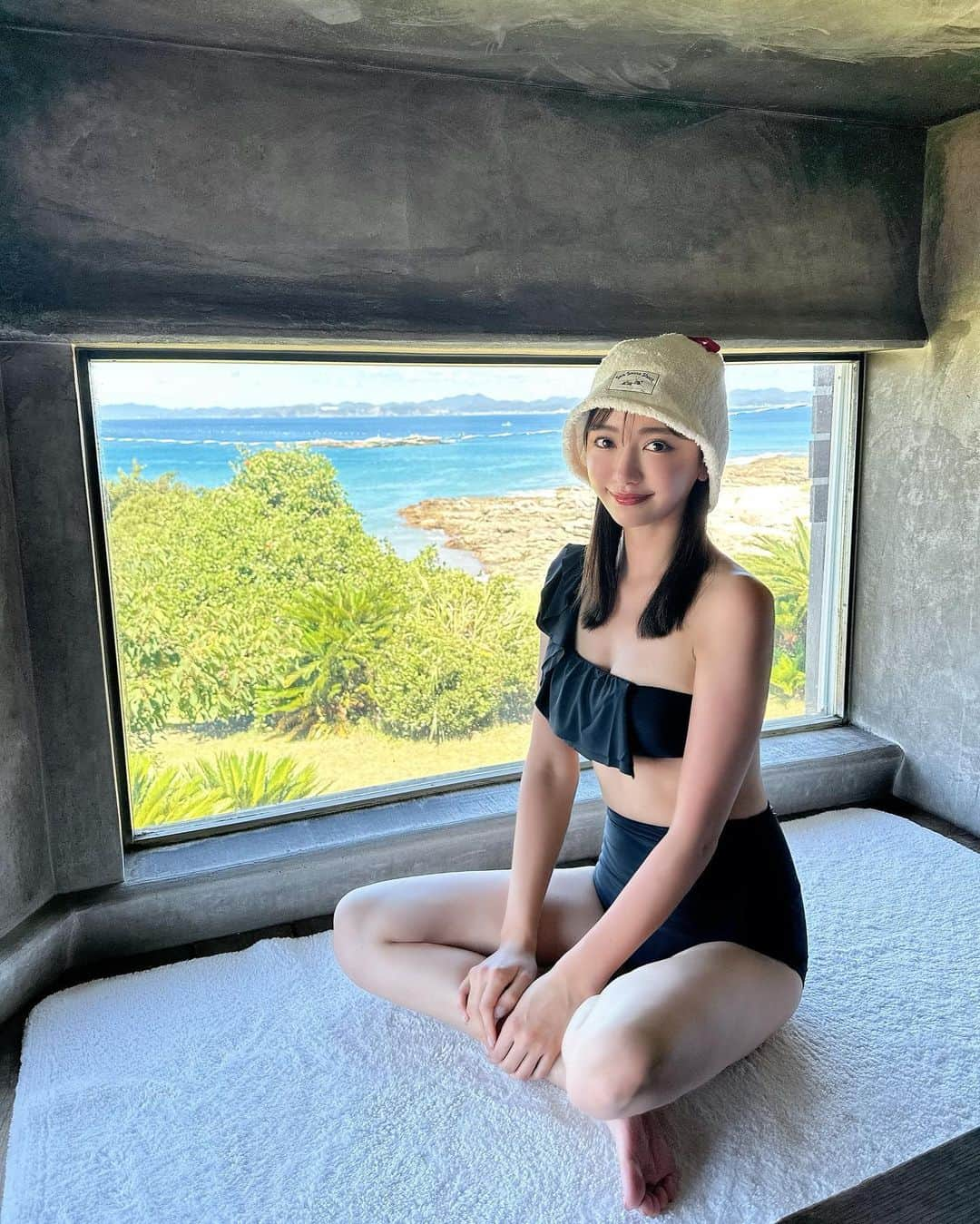 RISAさんのインスタグラム写真 - (RISAInstagram)「. 🧖‍♀️🏖️  . 友達に誘ってもらって 館山にあるSea saunaに行ってきた🩵  . インスタで見て気になってたから 行けて嬉しい〜🥺🩵  . オーシャンビューのサウナ部屋 最高じゃない？🥹🌊✨  . 初めてロウリュも体験できて サウナにまたハマりました😘  . サウナハットはSea saunaで売ってる物を買ったよ〜〜👒  .  .  #サウナ #サウナ女子 #サウナー #館山 #千葉 #オーシャンビュー #ととのう #サウナ好き #サウナハット #夏 #海 #絶景 #ビーチ #サ活 #水着 #chiba #sauna #sea」8月9日 16時57分 - arilady0423