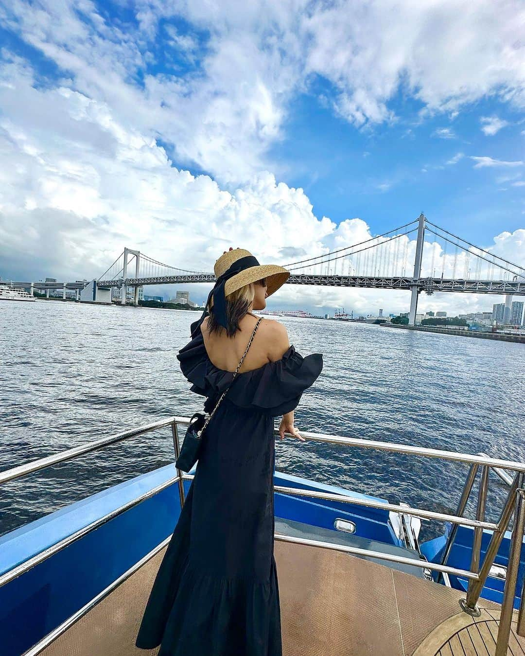 中川友里さんのインスタグラム写真 - (中川友里Instagram)「Tokyo Bay cruising🌈rainbow bridge  先日のsquall,晴れ間の東京湾🛥️  急におどろおどろしい分厚い雨雲に飲み込まれるような青空と☁️  夏の雲が幾層にも広がっていて  雨雲が通り過ぎる頃には雲から透けて光る夕焼けの太陽が綺麗でした😍🌈  夏の空は雲の動きを見ているのが好きです☁️  ラピュタでてこんかな🦊  @eimyistoire_official の帽子とワンピースセットで着るのこの組み合わせ可愛い😳💫💓  #cruising #tokyobay」8月9日 16時58分 - darayunya