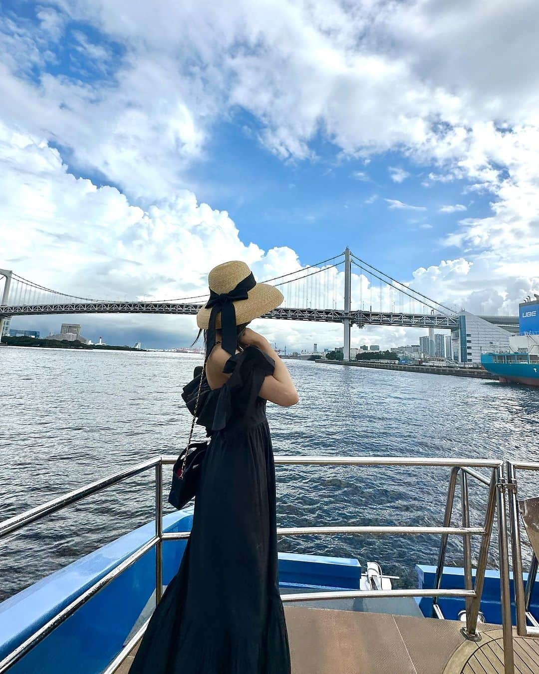 中川友里さんのインスタグラム写真 - (中川友里Instagram)「Tokyo Bay cruising🌈rainbow bridge  先日のsquall,晴れ間の東京湾🛥️  急におどろおどろしい分厚い雨雲に飲み込まれるような青空と☁️  夏の雲が幾層にも広がっていて  雨雲が通り過ぎる頃には雲から透けて光る夕焼けの太陽が綺麗でした😍🌈  夏の空は雲の動きを見ているのが好きです☁️  ラピュタでてこんかな🦊  @eimyistoire_official の帽子とワンピースセットで着るのこの組み合わせ可愛い😳💫💓  #cruising #tokyobay」8月9日 16時58分 - darayunya