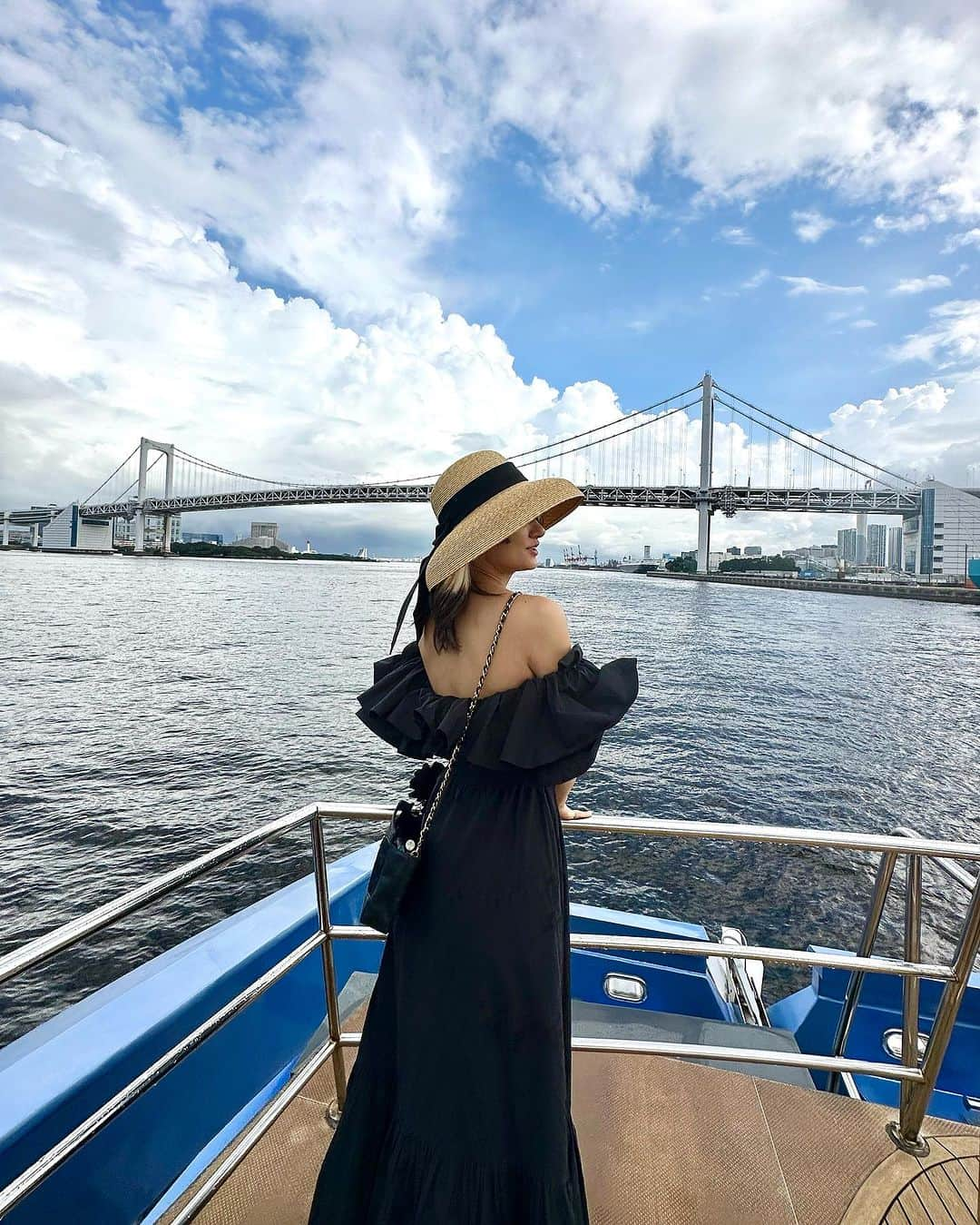 中川友里さんのインスタグラム写真 - (中川友里Instagram)「Tokyo Bay cruising🌈rainbow bridge  先日のsquall,晴れ間の東京湾🛥️  急におどろおどろしい分厚い雨雲に飲み込まれるような青空と☁️  夏の雲が幾層にも広がっていて  雨雲が通り過ぎる頃には雲から透けて光る夕焼けの太陽が綺麗でした😍🌈  夏の空は雲の動きを見ているのが好きです☁️  ラピュタでてこんかな🦊  @eimyistoire_official の帽子とワンピースセットで着るのこの組み合わせ可愛い😳💫💓  #cruising #tokyobay」8月9日 16時58分 - darayunya