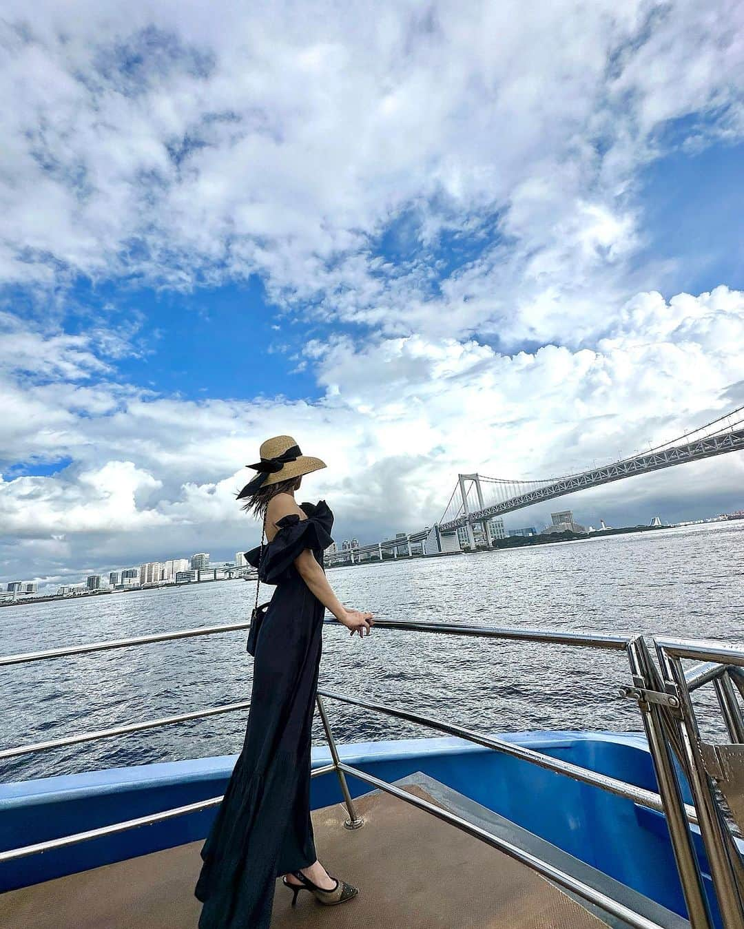 中川友里さんのインスタグラム写真 - (中川友里Instagram)「Tokyo Bay cruising🌈rainbow bridge  先日のsquall,晴れ間の東京湾🛥️  急におどろおどろしい分厚い雨雲に飲み込まれるような青空と☁️  夏の雲が幾層にも広がっていて  雨雲が通り過ぎる頃には雲から透けて光る夕焼けの太陽が綺麗でした😍🌈  夏の空は雲の動きを見ているのが好きです☁️  ラピュタでてこんかな🦊  @eimyistoire_official の帽子とワンピースセットで着るのこの組み合わせ可愛い😳💫💓  #cruising #tokyobay」8月9日 16時58分 - darayunya