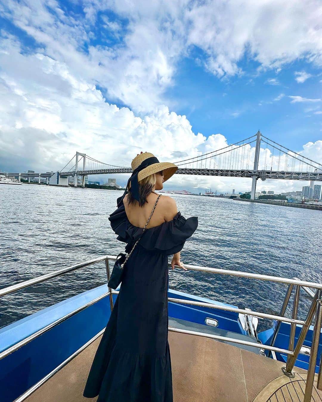 中川友里のインスタグラム：「Tokyo Bay cruising🌈rainbow bridge  先日のsquall,晴れ間の東京湾🛥️  急におどろおどろしい分厚い雨雲に飲み込まれるような青空と☁️  夏の雲が幾層にも広がっていて  雨雲が通り過ぎる頃には雲から透けて光る夕焼けの太陽が綺麗でした😍🌈  夏の空は雲の動きを見ているのが好きです☁️  ラピュタでてこんかな🦊  @eimyistoire_official の帽子とワンピースセットで着るのこの組み合わせ可愛い😳💫💓  #cruising #tokyobay」
