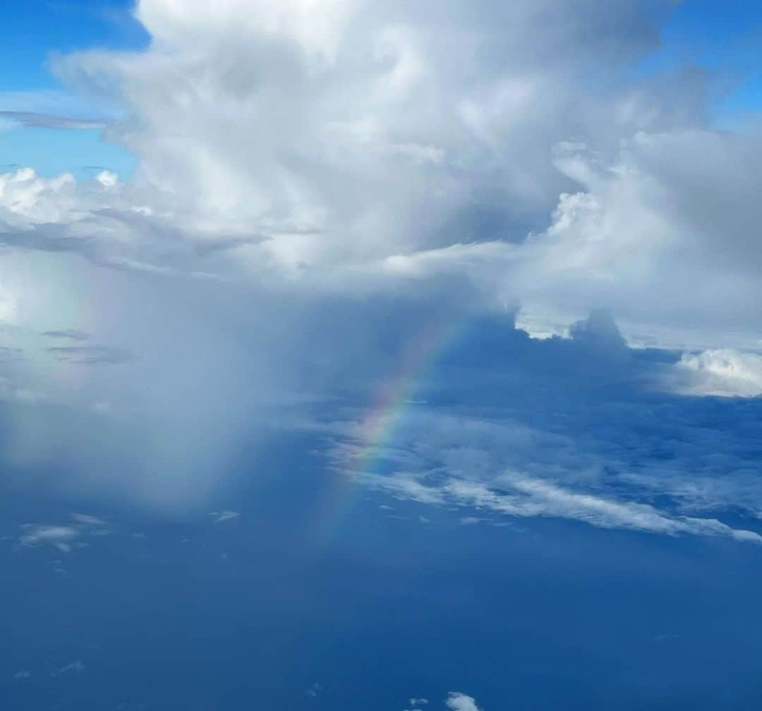 マキ・コニクソンさんのインスタグラム写真 - (マキ・コニクソンInstagram)「なんと！ 離陸後15分ぐらいして 窓から🌈が見えましたー！ 初めて機内から見る虹だから嬉し過ぎる🤗 動画にも撮ったよー！  幸先良いね！❤️ 機内から見た ハッピーレインボーの おすそ分け🌈  いい事あるよー！😊  #ハッピーレインボー #なかなかレアな光景 #機内から虹を初めて見た」8月9日 16時50分 - makikonikson