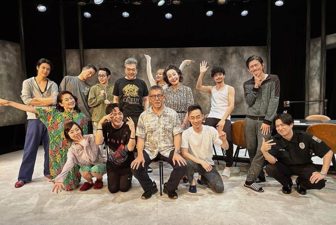 菅谷哲也さんのインスタグラム写真 - (菅谷哲也Instagram)「舞台「Beautiful Twelve〜美しき12人」 8/7をもちまして、無事に幕を下ろすことができました。  キャスト、スタッフ、本当に素敵な方々に囲まれながら芝居が出来て、本当に幸せな時間を過ごさせて頂きました。  僕にとっては忘れられない愛しき12人。  またどこかでお会い出来ますよう精進して参ります。  ご来場頂きました皆様、誠にありがとうございました！  #美しき12人  なお、劇場に来れなかった方は8/31まで配信もありますので是非。リンクはこちら🕺 https://s.confetti-web.com/detail.php?tid=73745&」8月9日 16時53分 - tetsuyasugaya