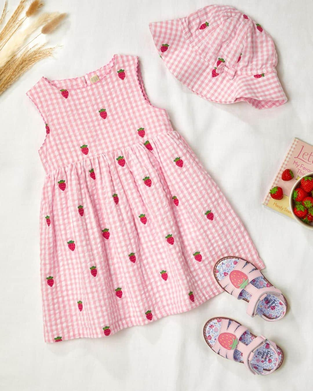 Nextさんのインスタグラム写真 - (NextInstagram)「Strawberry season isn't over just yet 🍓 and this adorable set was picked especially for your little one! #nextkids」8月9日 17時00分 - nextofficial