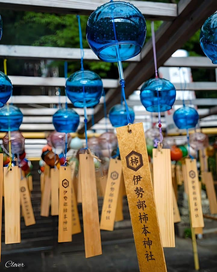 和みわかやまのインスタグラム：「. 海南市にある、伊勢部柿本神社⛩8月末まで風鈴まつり🎐が開催されています！涼しげな音を聞いて、酷暑を乗り越えたいですね🙏  📷：@eri_clover26 📍：和歌山市近郊エリア 海南市  和歌山の写真に #nagomi_wakayama のハッシュタグをつけて投稿いただくと、その中から素敵な写真をリポストします😉 . . . #和歌山 #和歌山観光 #和歌山旅行 #わかやま #和みわかやま #wakayama #wakayamajapan #wakayamatrip #wakayamatravel #nagomi_wakayama #wakayamagram #夏祭り #風鈴まつり #伊勢部柿本神社 #海南市 #風鈴 #festival #japanesefestival #summerinjapan #shrine #旅行 #国内旅行 #旅行好きな人と繋がりたい #観光 #travel #trip #travelgram #japan #travelphotography」