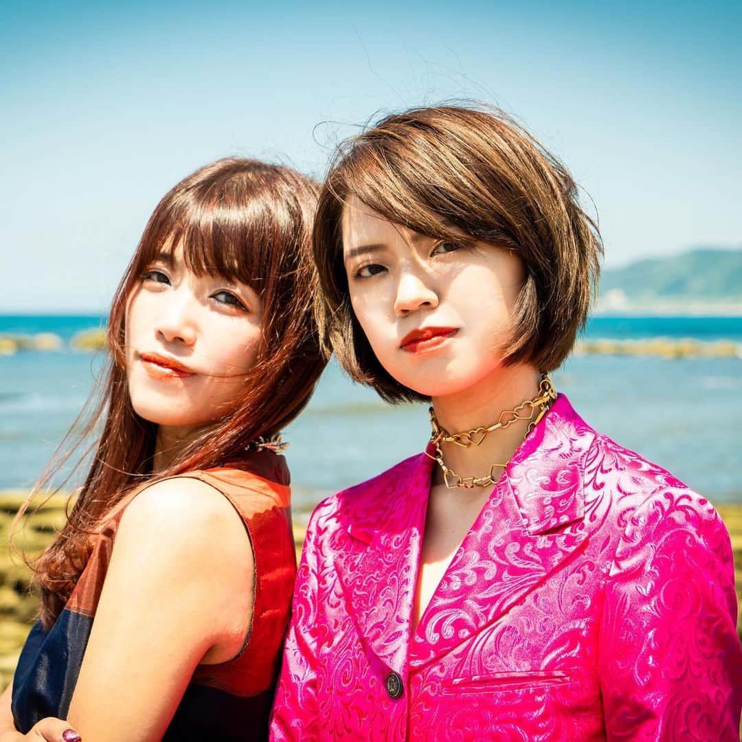 ワハハ本舗のインスタグラム：「【石原奈津美（夏海姉妹）新着情報】  ①夏海姉妹のリリース記念イベント決定！  9/6（水）の16時と19時より、会場はULTRA SHIBUYAにて。 ミニライブとサイン会を実施いたします。 夏海姉妹オリジナル・ドリンクもあります。限定デザインのTシャツも予約受付中。  筒美京平の未発表曲「ホテル砂漠」(作詞・橋本淳)のMVも絶好調。 生配信もあります。  https://ultra-shibuya.com/blogs/event/2023-09-06-natsumishimai  ②一日店長決定！  筒美京平の未発表曲「ホテル砂漠」(作詞・橋本淳)でデビューする夏海姉妹が  【ディスク・ユニオン昭和歌謡館で一日店長】を務めます。  9/10（日） ミニライブは13時と15時の2回。 購入者特典あります。限定デザインのTシャツもあります。  https://diskunion.net/jp/ct/news/article/0/115794  #夏海姉妹  #ワハハ本舗  #娯楽座  #石原奈津美」