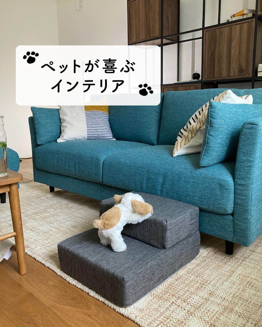 「お、ねだん以上。」ニトリ公式アカウントさんのインスタグラム写真 - (「お、ねだん以上。」ニトリ公式アカウントInstagram)「ペットも人も心地よい空間へ😊😸  2023年7月28日発売の雑誌「Hanako」9月号（＠hanako_magazine）で紹介されたアイテムを、 弊社スタッフが雑誌現場で撮影したオフショットと共に紹介します🫱  引っかきキズや汚れに強いソファ🛋やペット用ステップで、リビングで過ごす時間を快適なひと時に☕️  ペットトイレはデスクやワゴンの陰に、猫ちゃんの落ち着ける場所へ、家具と同系色で揃えるのがおすすめ✨  棚板など好みの位置にカスタマイズできるシェルフは遊び心もあります🎲  ペットも人も快適に過ごせるアイテムを取り入れてお部屋のコーディネートを楽しみましょう☀️  ✅今回ご紹介したアイテムは商品タグよりご覧いただけます。画像をタップしてご覧ください👀  ✅#ニトリ #mynitori @nitori_officialのいずれかが付いた投稿はストーリーズにてリポストさせていただくことがございます。みなさまの投稿をお待ちしています😊  ※写真には演出品を含みます。 ※入荷待ちの商品についてはお届けまでに日数をいただく場合がございます。 ※店舗、通販サイトでは展示や在庫がない場合がございます。 ※商品の価格は変動する可能性があります。  #ソファ #リビング #リビングインテリア #ペット #ねこのいる生活 #ペット用品 #ペットグッズ」8月9日 17時02分 - nitori_official