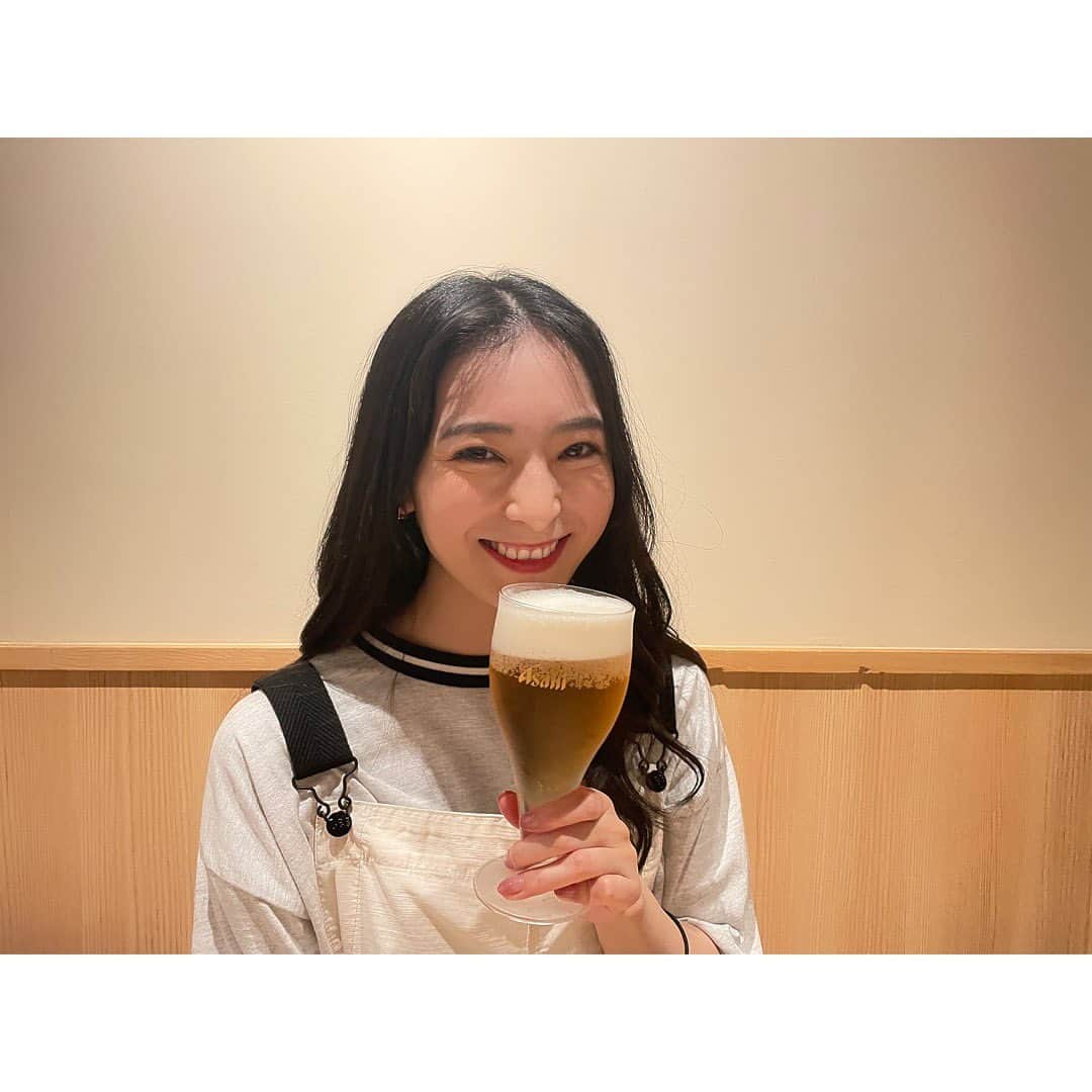 長尾寧音さんのインスタグラム写真 - (長尾寧音Instagram)「🤭🍻 ⁡ ⁡ 母がサプライズで舞台に見にきました😂 何故のサプライズなの？ってシンプルに突っ込みました笑 ⁡ でも家族に会えるのは嬉しいですねぇ☺️ ⁡ ⁡ ⁡ ⁡ ⁡ お酒持ってると私いつも楽しそうにしてる😂笑」8月9日 17時15分 - nagaoshizune_official