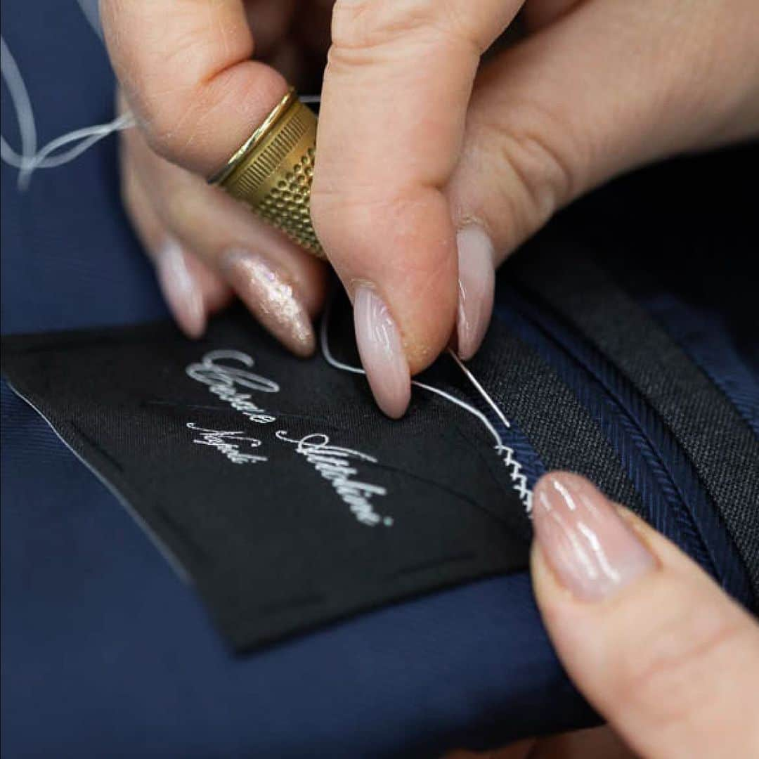 チェザーレ アットリーニのインスタグラム：「The testimony that each stage of work has been carried out exclusively by hand is shown by the sewing of the label.  Find out more about our history and unique tailoring know-how in our web site (link in bio)  #CesareAttolini #CesareAttoliniNapoli #TimelessElegance #Attolini #SartoriaAttolini #handmade  #bespoke #sartoria」