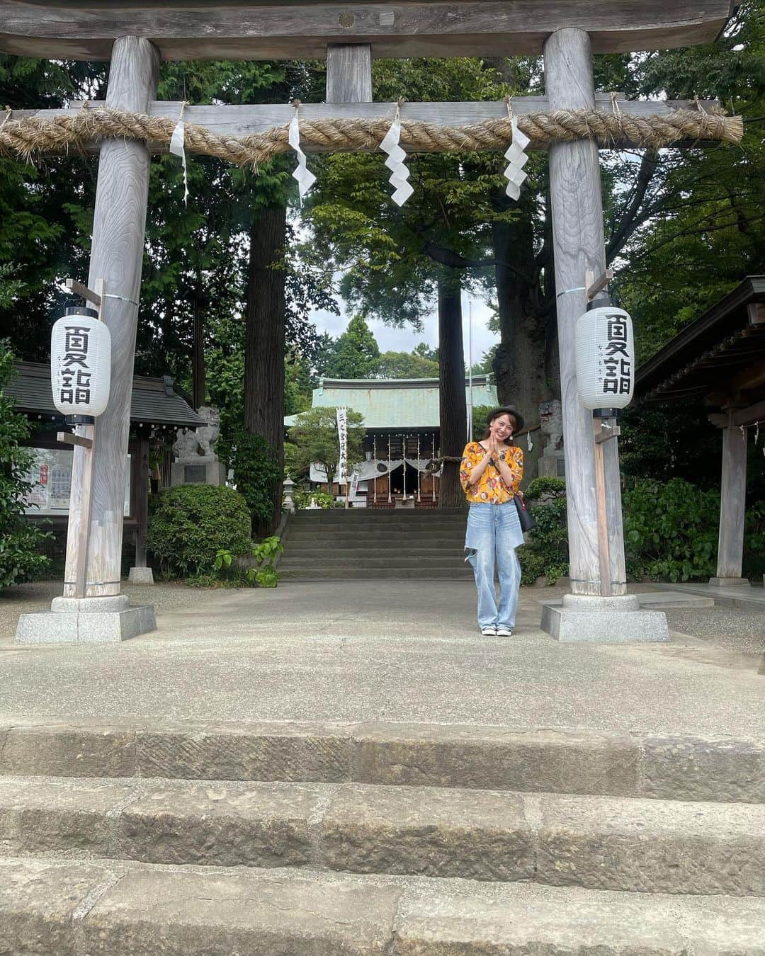 植田麻友美のインスタグラム：「比々多神社さん⛩  神奈川県伊勢原市三ノ宮に鎮座する  旧相模国最古級の神社さん⛩  神社に鐘楼があるのが珍しく  びっくり‼️  鐘楼を鳴らして身体中清められてるような 清々しい気持ちになりました🍀  境内には、夏を感じる風鈴や  自分の成長を見れる「成長のはかり」  もあって  凄く癒された神社さんでした⛩  また折に触れて参拝させて頂きたいなぁ🍀   #比々多神社   #鐘楼  #神社好きな人と繋がりたい」