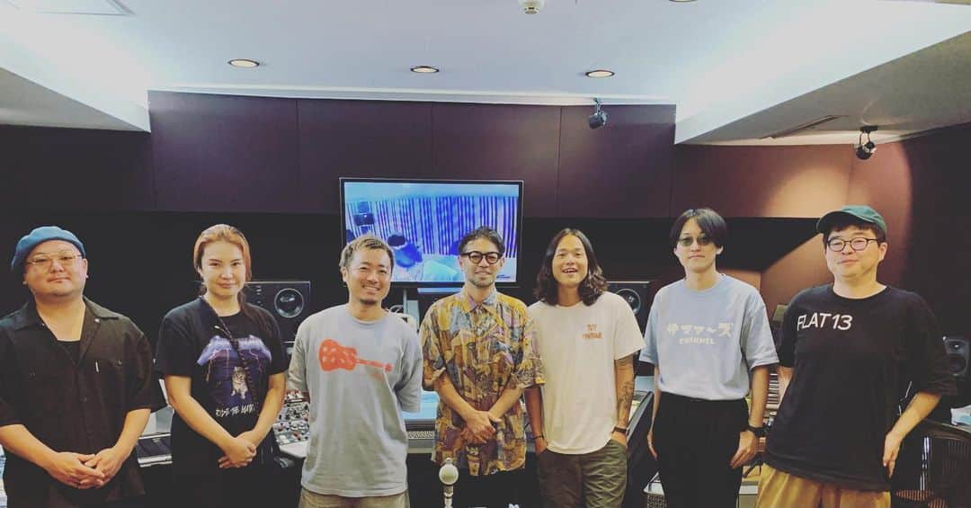 河口恭吾のインスタグラム：「今日は終日レコーディング。  ベースは元ロッカトレンチの河原さん、ドラムの林一樹くんとは20年振り？くらいにお会いしました。  繊細じゃないと音楽を生み出せないけど、音楽業界の理不尽さに耐えるタフさもないと活動続けていくのは難しい…というのを具体例をもってミュージシャンの皆さんと話せて楽しい時間でした。  一つの楽器をプロフェッショナルレベルで習得するのはどの楽器でも並大抵ではありません、だから自分のレコーディングの時に演奏してくれるミュージシャン全員を尊敬しています。  ミュージシャンの皆さん、素晴らしい演奏をありがとうございます！  #レコーディング　#川原真　#林一樹　#ワーナーミュージック」