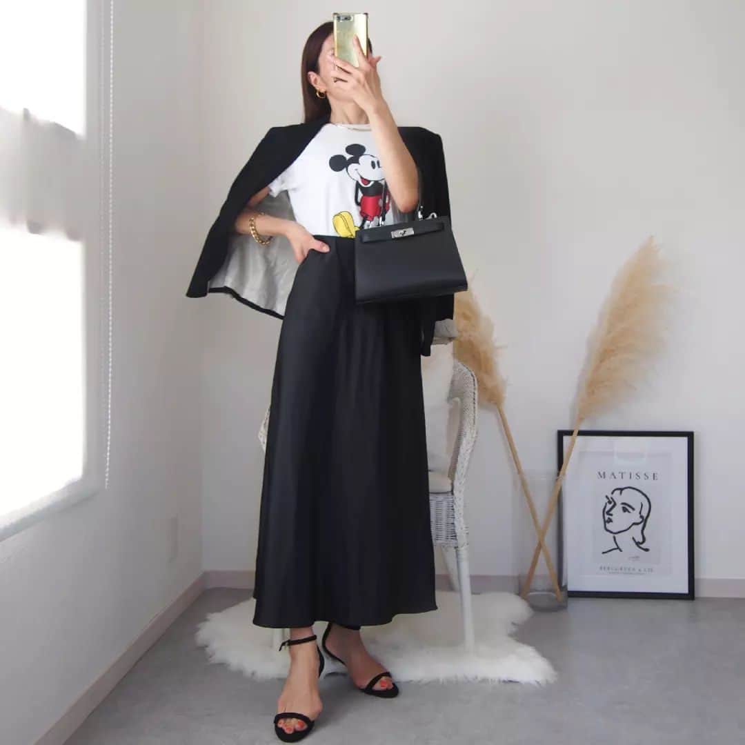 のインスタグラム：「たまにはキャラクターTも♪  スタイリスト金子綾さんがyoutubeで可愛く着こなしていた ミッキーT  秋にはジャケットを羽織ったり🍂  光沢のあるサテンのスカートとゴールドのアクセサリーでカジュアル過ぎないように…… バランスを♪  #tシャツ @uniqlo #スカート @gu_global #ジャケット @zara #バッグ @apstudio.jp #サンダル @letalon_jp   #instafashion#fashion#code#outfit#ファッション#コーデ#ジャケットコーデ#大人カジュアル#uniqlo#ut#ミッキースタンズ#gu_global#サテンロングスカート#夏コーデ#秋コーデ#サテンスカート#ママファッション#プチプラコーデ」