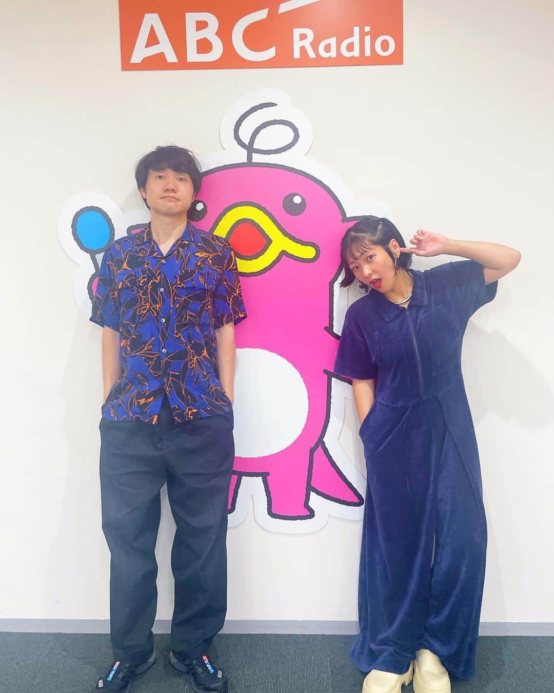 のインスタグラム：「8月9日21:00  私の夢がまた一つ叶います。  podcastを聞くようになってずっと思ってたんだ。 podcast番組をやりたいって。 その夢を叶えてくれたのは、、 ABCラジオpodcast📻✨ その名も ❣️よな水リターンズ❣️ 毎週水曜日21:00配信  ってなわけで、ゾンビ番組と呼んでます🧟‍♀️🧟w 2014年から2021年までレギュラー放送、その後も半年に一回特番として復活を3回？4回？して、この度ついにpodcast番組としてリターンズ🙋‍♀️ こわいです。なかなか倒れません。このゾンビ番組🧟‍♀️🧟 しぶといですね。なんでだろ。ありがとうございますw  今回ももちろんお相手は北村真平アナウンサー🤝 初回聞いたらわかるけど、まぁ、楽しいよねw  今までpodcast聞いたことない人もこれを機にはじめてみませんか？👂 iPhoneユーザーなら最初からアプリ入ってるし、他機種もSpotifyやGoogleポッドキャストなど、いろんなとこから簡単に聞けるよ😎💕  音楽もCMもない、ただただトークだけのおよそ30分(で終わってるかしら？😜)を、お楽しみください🥰 アラフォー独身男女の変わってるようで何も変わってないトーク。 よろしくお願いします🙇‍♀️  ※３ヶ月限定らしいけど、私たちは永遠に続けたいと思ってます。てへ  よな水を知ってる人も知らない人も、是非とも聞いてみてほしいな💗 何の為にもならない時間って意外と大切よ？⏰w #abcyonayona #podcast #abcラジオ」