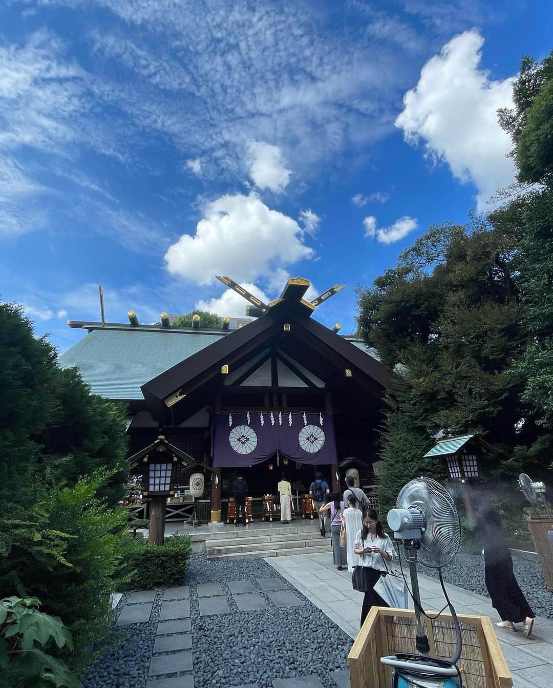 吉家章人さんのインスタグラム写真 - (吉家章人Instagram)「数秘術の水属性パワースポットの東京大神宮。  夜は来たことがあるのだけど、昼間ははじめて。その方が珍しいか。  近くの人が羨ましい。参拝するだけでリフレッシュする。  女性の参拝者の方が多くいた。自撮りしてる人も多くて、みなさん楽しそうだったのが印象的。  数秘術から属性を導き出して、自分と相性の合うパワースポットを見つける。興味がある方は導き出してみてはどうか。  ①生年月日をバラして、一つずつ足します。 例：2＋0＋2＋2＋1＋2＋2＋6＝17これをまた一つずつ足します。1＋7＝8  ②これに血液型の数字を足します。 A型＝1 B型＝2 AB型＝3 O型＝4 仮にO型として、 8＋4＝12 ここでも一つずつを足して 1＋2＝3  導き出した数秘術の数字は3になります。  ③属性 地・1、6 水・2、8 火・3、7 風・4、9 空・5  あなたの数字は3なので、火になります。  ④パワースポット 地・皇居、浅草寺、龍安寺、出雲大社、屋久島 水・洞爺湖、伊勢神宮、厳島神社、太宰府天満宮、深大寺、東京大神宮、亀戸天神社、銭洗弁天宇賀福神社、長谷寺、諏訪大社上社本宮、貴船神社、下鴨神社、清水寺、禅居庵、晴明神社、出雲大神宮、大峰本宮天河大辨財天社、毛越寺、龍河洞、四万十川、秋吉台国定公園、洞爺湖、太宰府天満宮、霧島神宮、摩周湖 火・川崎大師、八坂神社、二条城、住吉大社、阿蘇山 風・高尾山、花園神社、三峰神社、延暦寺、鳥取砂丘 空・東京タワー、日光東照宮、善光寺、熱田神社、首里城  私の属性よ水属性だけ多いですが、他の属性のパワースポットは上記だけではないので調べてみてください。  #東京大神宮 #数秘術 #水属性 #パワースポット」8月9日 17時32分 - akihitoyoshiie