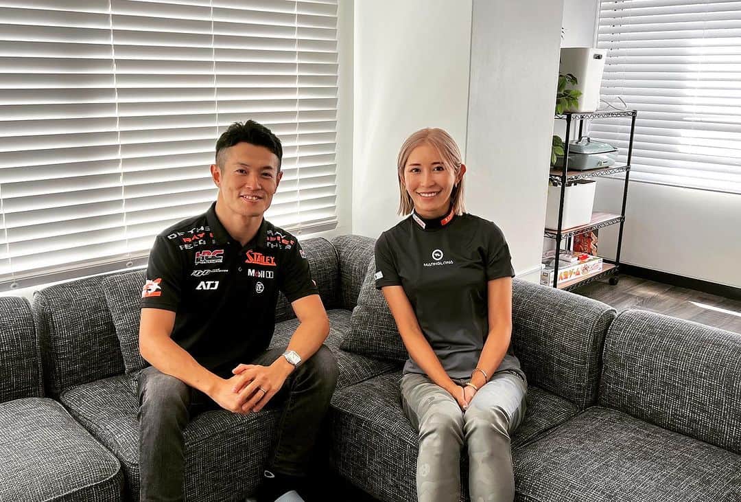 山本尚貴のインスタグラム：「さて、2人の共通点とは？🤔🟠 お話しとても面白かったです🤣 残りの試合もお互いに頑張りましょう💪⛳️🚗🏁  #金田久美子 さん #ゴルフ #golf #レース #取材 #連日の #アスリート」