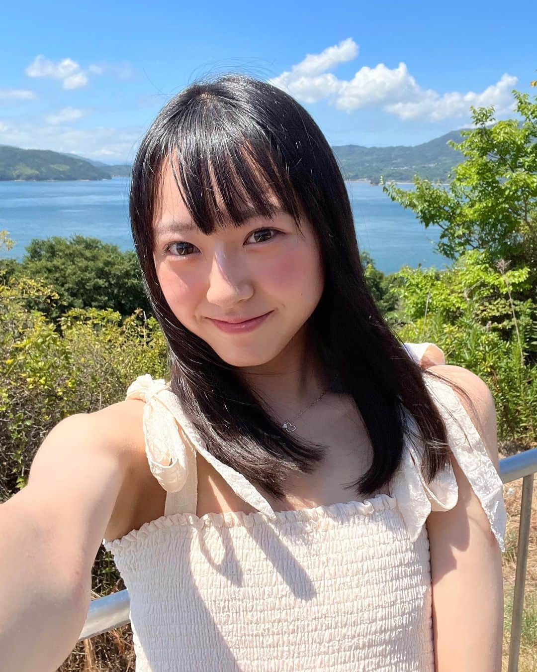 国本姫万里さんのインスタグラム写真 - (国本姫万里Instagram)「海が綺麗に見えたのでみんなにもおすそ分けー！ この日は空も綺麗でテンション上がってた😆  #国本姫万里 #ひまり #スターダストプロモーション #ニコラ #ニコモ #ニコラモデル #nicola #海 #しまなみ海道 #ワンピース #ミディアム #空 #09 #中2」8月9日 17時26分 - himari_kunimoto_official