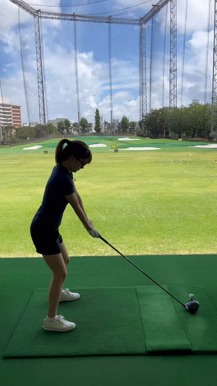 後藤楽々のインスタグラム：「久しぶりにゴルフ練習に行きました🏌️‍♀️  テイクバックが少し大きすぎ？かな？  ドライバー キャロウェイのパラダイムを使い始めてから 調子が良さげです😎  #ゴルフスイング #golfswing #ゴルフ女子 #ゴルフウェア #ゴルフ」