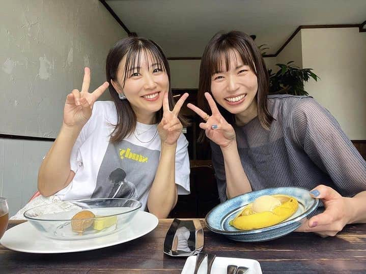 新鍋理沙のインスタグラム：「. しょうこさんとランチ🍴🤍 好きなもの嫌いなものが似てたり 「分かる〜！！！」って話もいっぱいで 久しぶりなのに久しぶり感0の楽しい時間だった☺️♡ また行きましょ〜🌈  #髪型おそろい♡」