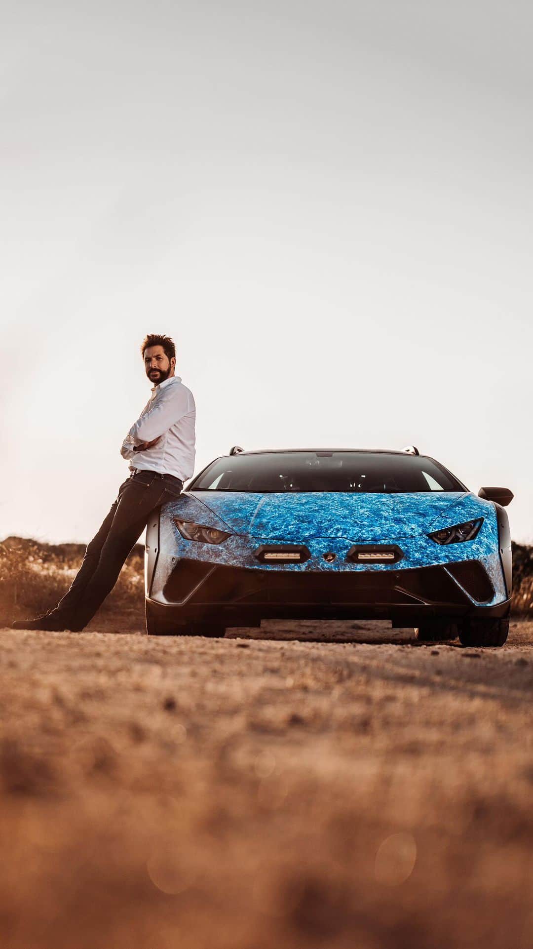 ランボルギーニのインスタグラム：「How much do we know about colours? We invited James Fox, a world-renowned art historian, to travel to Sardinia, whose famously blue skies and crystal-clear waters inspired the new Huracán Sterrato ‘Opera Unica’, a unique piece finished with an exclusive triple-layer crystal-effect paint developed by our Ad Personam department.  Get ready to explore the mysteries of the colour blue.    #Lamborghini #HuracanSterrato #BeyondTheConcrete  __  Huracán Sterrato: fuel consumption combined: 14,9 l/100km (WLTP); CO2-emissions combined: 337 g/km (WLTP)」