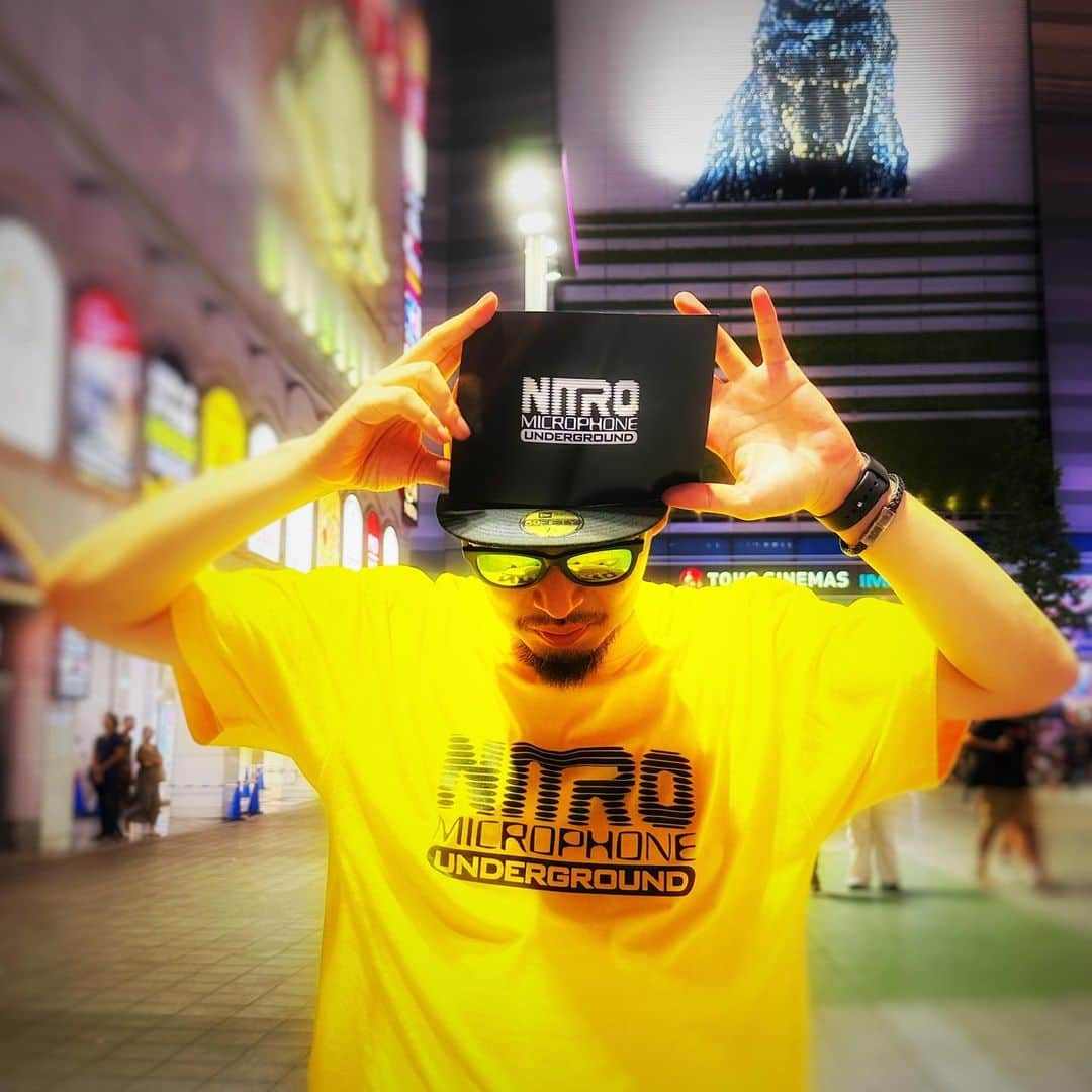 大江健次さんのインスタグラム写真 - (大江健次Instagram)「@nitromicrophoneunderground  伝説のHIPHOP CREW NITRO MICROPHONE UNDERGROUND🔥 ヘッズが騒つきまくりの NMU LOGO COLOR TEE Official Online Shop 明日の12:00発売ヒェ🔥 全12色 全部着て写真撮りたい🤳　✌️😎 もしくは12人で集まって 全色集合写真撮りたい📸  #nitromicrophoneunderground #onlineshop #brandnew #COLOR #Tshirt #全12色 #わたくしは #カナリアイエロー #ダークチョコレート #mckj #こりゃめでてーな #ヒェ🔥」8月9日 17時34分 - mckj_hagestagram