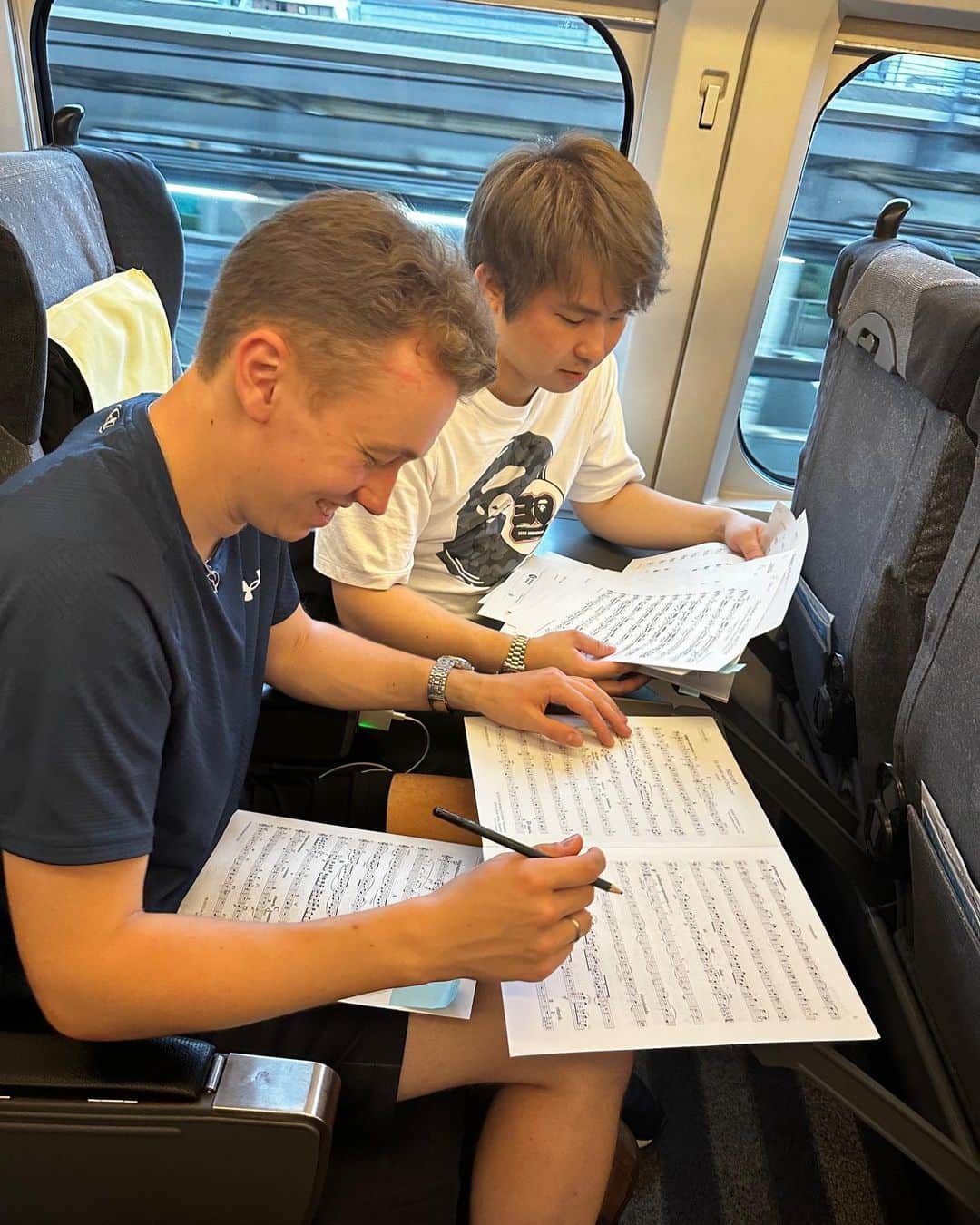 三浦文彰（ヴァイオリニスト）のインスタグラム：「With my bro’s @jonathanroozeman big help finally finished marking parts 🙏 Can’t to wait to hear the sound!👌 #brahms#symphony#homework」