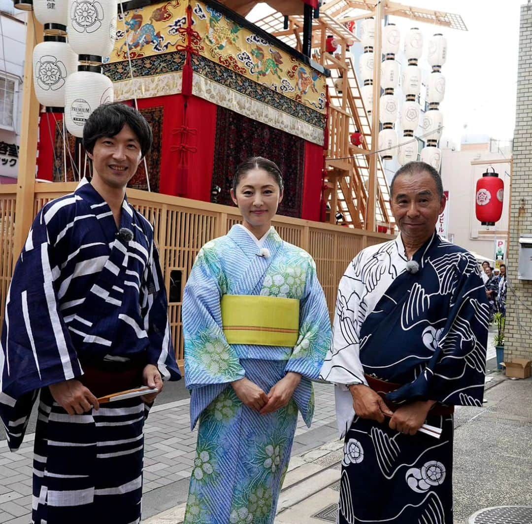 常盤貴子さんのインスタグラム写真 - (常盤貴子Instagram)「今回の「京都画報」は「祇園祭・後祭を極めるー祭を支える心と技ー」  長年2番目に巡行していた北観音山の広いお心で…今回は去年「京都画報」でお世話になった南観音山が北観音山さんと巡行順が入れ代わっての後祭・山鉾巡行✨  たくさんの方々から、どちらも大きな、大きな拍手で迎えられていました😭💦  来年はまた入れ替わっての巡行。また楽しみが増えました♫  そしてそして、去年196年振りに復帰を果たした「鷹山」の奇跡についても、お話を聞かせていただけました😭💦  御神体のお着物は能衣装を専門に手掛けておられる工房で。  ミシュラン・ビブグルマン獲得の「ちらし寿司」屋さんでも、鷹山復活の素敵なお話を伺えました😭💦  カフェのコーナーは！レトロ建築カフェが大好物な皆様必見。 京都府庁で珈琲をいただけるようになったそうです！！ 脳内では「宅のサロンへようこそ✨」ごっこで、かなり楽しめます（笑）  京都画報で祇園祭といえば…笹岡隆甫様が今回も色々と楽しく分かりやすく教えてくださいました♫  #京都画報 #今回の京都画報は… #北観音山 #と #南観音山  #のように #kbs京都 #と #bs11  #が入れ替わっての放送 #これは別に特に感慨深くもないのかな… #どうなんでしょう #また聞いてみます  @ryuho.sasaoka  @giontakayama  #すし善 #佐々木能衣装」8月9日 17時37分 - takakotokiwa_official