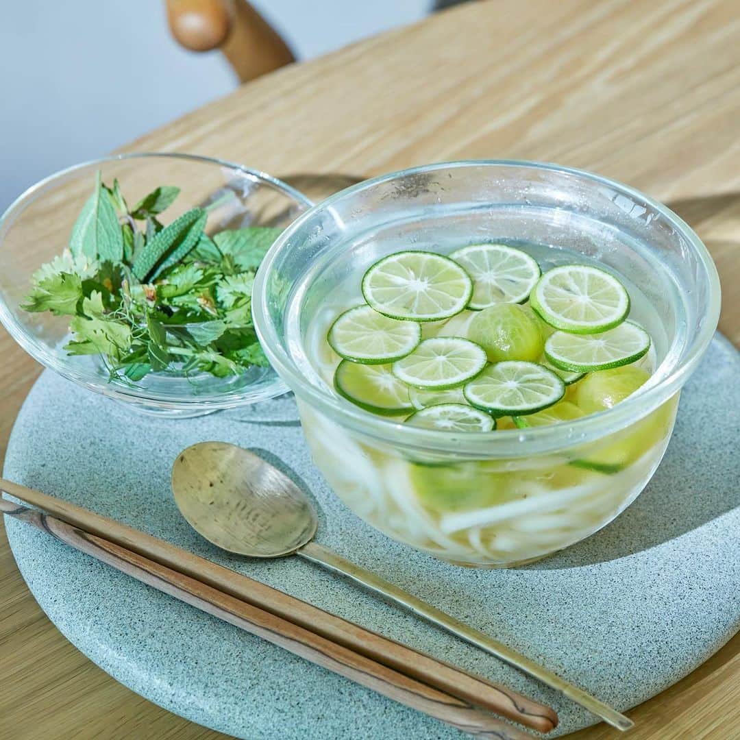 のインスタグラム：「⁡ ⁡ ⁡ 使い方自由自在！珍しいガラスの丼鉢 ⁡ フタも器もすべて透明なガラスの丼鉢。 ⁡ フタをしたまま電子レンジで調理ができるので、食器としても調理器具としても幅広く使えます✨ ⁡ 冷たい麺類やアツアツの親子丼、サラダなどを、透明の器で楽しむのも新鮮です🥗 ⁡ ⁡ HARIO ガラスの丼鉢 ￥3,850（税込） 商品コード: 414160 ⁡ ⁡ #HARIO #ガラス皿 #皿 #ガラスの丼鉢 #うつわ #食器 ⁡」