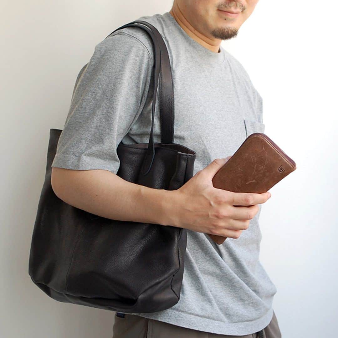 CLEDRAN_JAPANさんのインスタグラム写真 - (CLEDRAN_JAPANInstagram)「あなたは二つ折り派？それとも長財布派？  お財布は、その人の好みや個性が色濃く反映されるもの。「何故このお財布をずっと使っているの？」という質問の答えに、なるほどと納得することもしばしば。  WEBスタッフ吉田は生まれてこの方、二つ折り財布一筋(と言いつつコンパクト財布にも時折浮気する)。その理由の一つは「随分前に持っていた長財布が使いにくかったから」とのこと。  そんな彼に長財布の魅力を知ってほしくえ、入社以来数多のアイテムをオススメしてきましたがイマイチなびかず…そうと来れば「これが仕事だったら使ってもらえるのでは？」と最終手段を決行。  その名も"ある日突然、二つ折り財布派が長財布を使ったらどうなるのか？"という体験レポ！半ば強制的に使っていたお財布を変えることで、彼の凝り固まった固定観念は変わるのか？それとも変わらず二つ折り派で居続けるのか？  そんな大人の自由研究のような使用レポートを、サイト内TOPICSにて更新しております。ぜひご覧くださいませ。  ▶ 体験レポ | 二つ折り財布派が長財布を使ってみたら…？ https://www.cledran.com/features/staff_report01/  --------------------------  ＼豊富な写真で詳しくチェック！／ CLEDRAN online store @cledran_japan プロフィールページURL▷ONLINE STORE  ＼来て見て触って確かめられる／ CLEDRAN shop list 大阪本店 @cledran_osaka 東京店 @cledran_tokyo 名古屋ラシック店 @cledran_lachic  各店舗、オンラインストアで在庫状況は異なります。気になる商品はお店に足を運ぶ前に電話で確認するのがオススメ。商品によってはお取り寄せやお取り置きも承っています。  --------------------------  #cledran#クレドラン#CledranJapan#日本製#madeinjapan#二つ折り財布#長財布#コラム#体験レポ#使用レポ#長財布デビュー#オススメ商品」8月9日 17時50分 - cledran_japan
