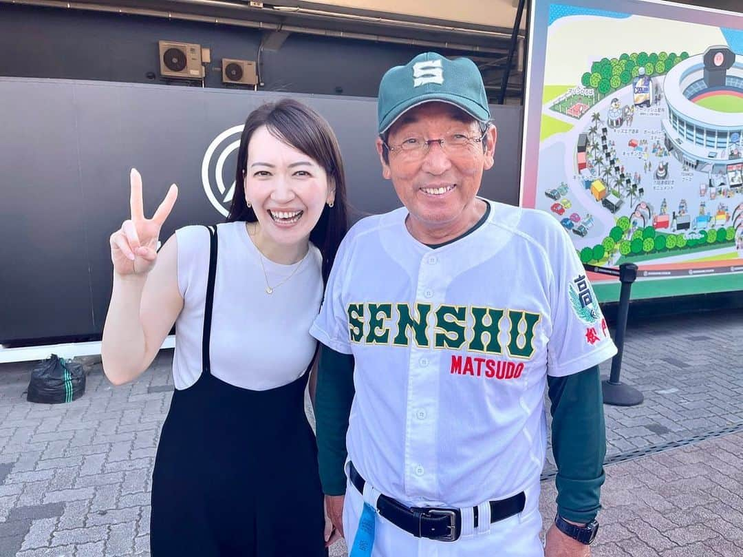 小倉星羅のインスタグラム：「. いよいよ8/12に初戦ですね⚾️  マリンスタジアムで撮影会が行われていたので、 私も持丸監督と🤣♡  大学院の取材でコロナ禍に伺わせていただいてから、 まるでOGのように気にかけてくださいます🙇‍♀️  また甲子園いきたいなー🏟️  専大松戸？専修大松戸？専松？ 通称がずっとわからないアナウンサーです。  #野球の日 #専修大松戸 #専大松戸 #専松」