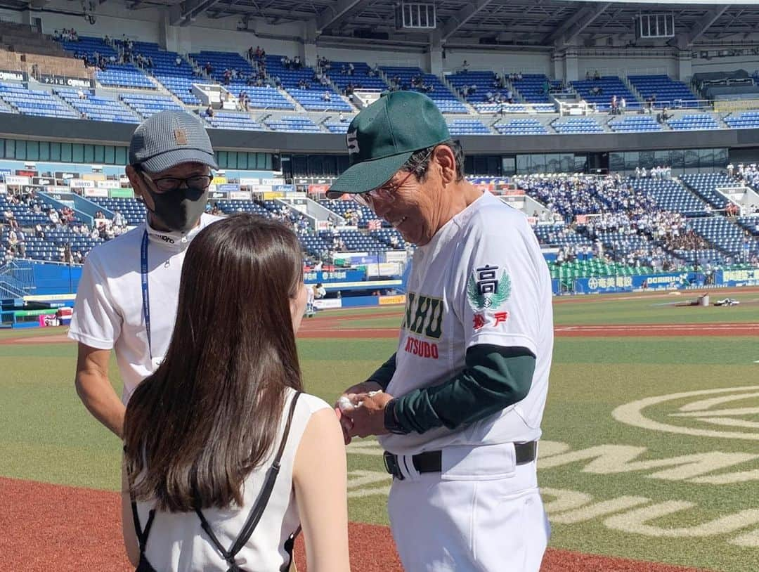 小倉星羅さんのインスタグラム写真 - (小倉星羅Instagram)「. いよいよ8/12に初戦ですね⚾️  マリンスタジアムで撮影会が行われていたので、 私も持丸監督と🤣♡  大学院の取材でコロナ禍に伺わせていただいてから、 まるでOGのように気にかけてくださいます🙇‍♀️  また甲子園いきたいなー🏟️  専大松戸？専修大松戸？専松？ 通称がずっとわからないアナウンサーです。  #野球の日 #専修大松戸 #専大松戸 #専松」8月9日 17時46分 - seira_ogura