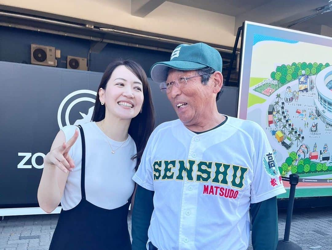 小倉星羅さんのインスタグラム写真 - (小倉星羅Instagram)「. いよいよ8/12に初戦ですね⚾️  マリンスタジアムで撮影会が行われていたので、 私も持丸監督と🤣♡  大学院の取材でコロナ禍に伺わせていただいてから、 まるでOGのように気にかけてくださいます🙇‍♀️  また甲子園いきたいなー🏟️  専大松戸？専修大松戸？専松？ 通称がずっとわからないアナウンサーです。  #野球の日 #専修大松戸 #専大松戸 #専松」8月9日 17時46分 - seira_ogura