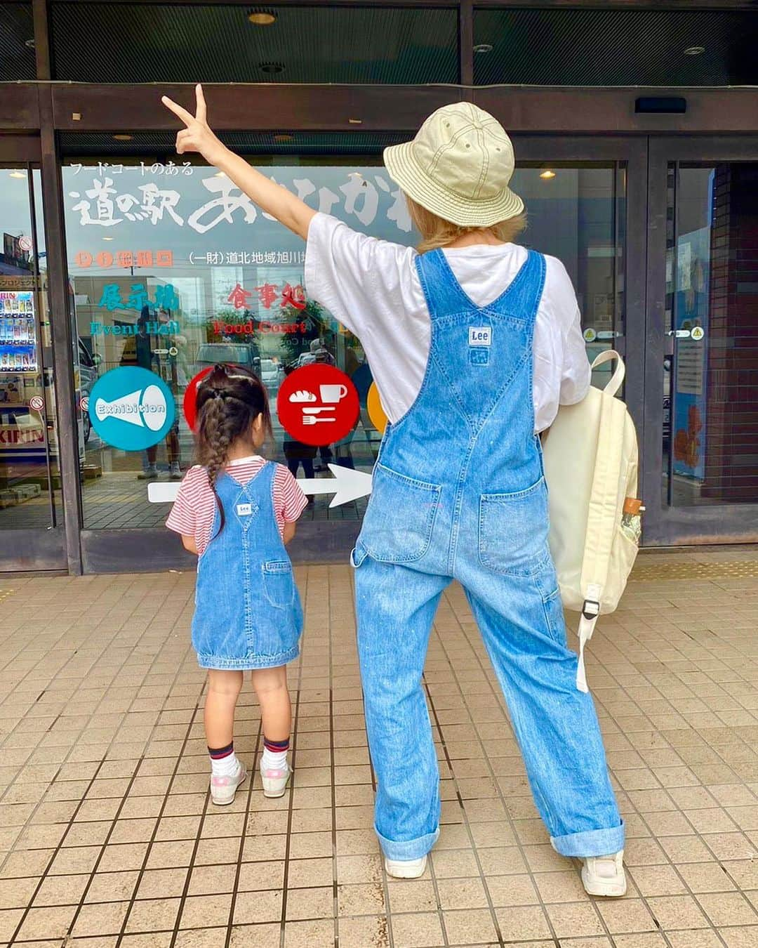 くまみきさんのインスタグラム写真 - (くまみきInstagram)「夫ファミリーと初旅行✈️佐々木家の北海道3泊4日旅に行ってきました🦀！ 大家族旅はサザエさん一家みたいで楽しかったです🤣🧡  色々食べてどれも美味しかったんだけど、その中でも特におすすめはノースプレインファーム ミルクホール（ @northplainfarm ）のハンバーグ！ 旅が終わってからも忘れられなくてずっと食べたいって言ってる🥹笑 絶対また食べに行くぞ〜❤️‍🔥！  あと、展望花畑 四季彩の丘のお花が綺麗で最高でした🥹✨ いっぱい歩いた後にどどーんとメロンにソフトクリームがめっちゃ美味しかった🍈🧡  いっぱい食べて自然も満喫して、たくさんリフレッシュしてきました😊花火もみれて大満足✨  旅の様子はYouTubeにのせてるから北海道旅行検討してる方はみてみてね😚動画の概要欄に行ったとこリスト載せといたよ〜✨  #北海道 #北海道旅行 #北海道観光 #紋別 #興部 #興部町ノースプレインファーム #士別 #旭川 #美瑛 #色彩の丘 #カニの爪オブジェ #アルパカ #北海道 #夏休み #夏休み旅行 #家族旅行」8月9日 17時47分 - kumamiki