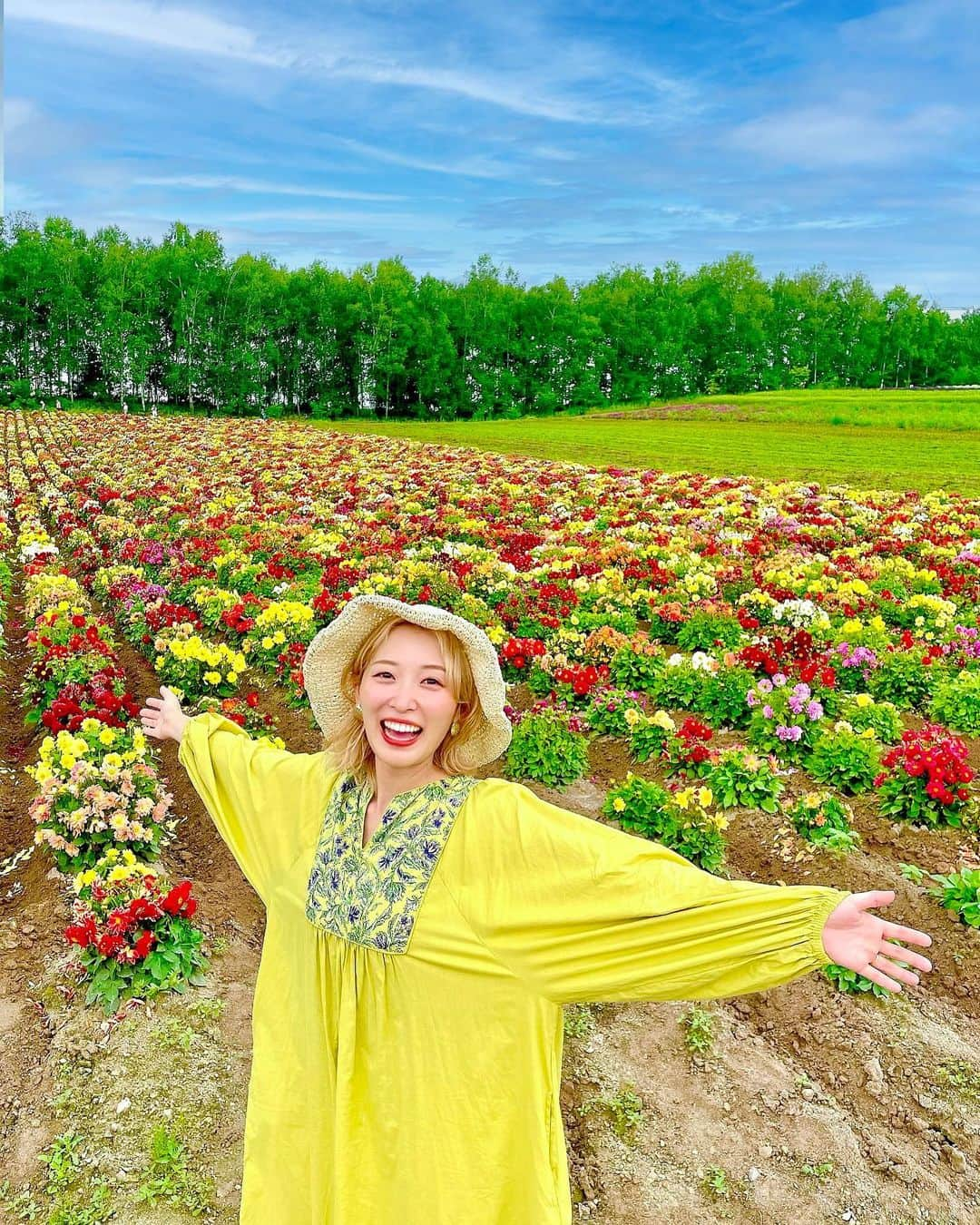 くまみきのインスタグラム：「夫ファミリーと初旅行✈️佐々木家の北海道3泊4日旅に行ってきました🦀！ 大家族旅はサザエさん一家みたいで楽しかったです🤣🧡  色々食べてどれも美味しかったんだけど、その中でも特におすすめはノースプレインファーム ミルクホール（ @northplainfarm ）のハンバーグ！ 旅が終わってからも忘れられなくてずっと食べたいって言ってる🥹笑 絶対また食べに行くぞ〜❤️‍🔥！  あと、展望花畑 四季彩の丘のお花が綺麗で最高でした🥹✨ いっぱい歩いた後にどどーんとメロンにソフトクリームがめっちゃ美味しかった🍈🧡  いっぱい食べて自然も満喫して、たくさんリフレッシュしてきました😊花火もみれて大満足✨  旅の様子はYouTubeにのせてるから北海道旅行検討してる方はみてみてね😚動画の概要欄に行ったとこリスト載せといたよ〜✨  #北海道 #北海道旅行 #北海道観光 #紋別 #興部 #興部町ノースプレインファーム #士別 #旭川 #美瑛 #色彩の丘 #カニの爪オブジェ #アルパカ #北海道 #夏休み #夏休み旅行 #家族旅行」