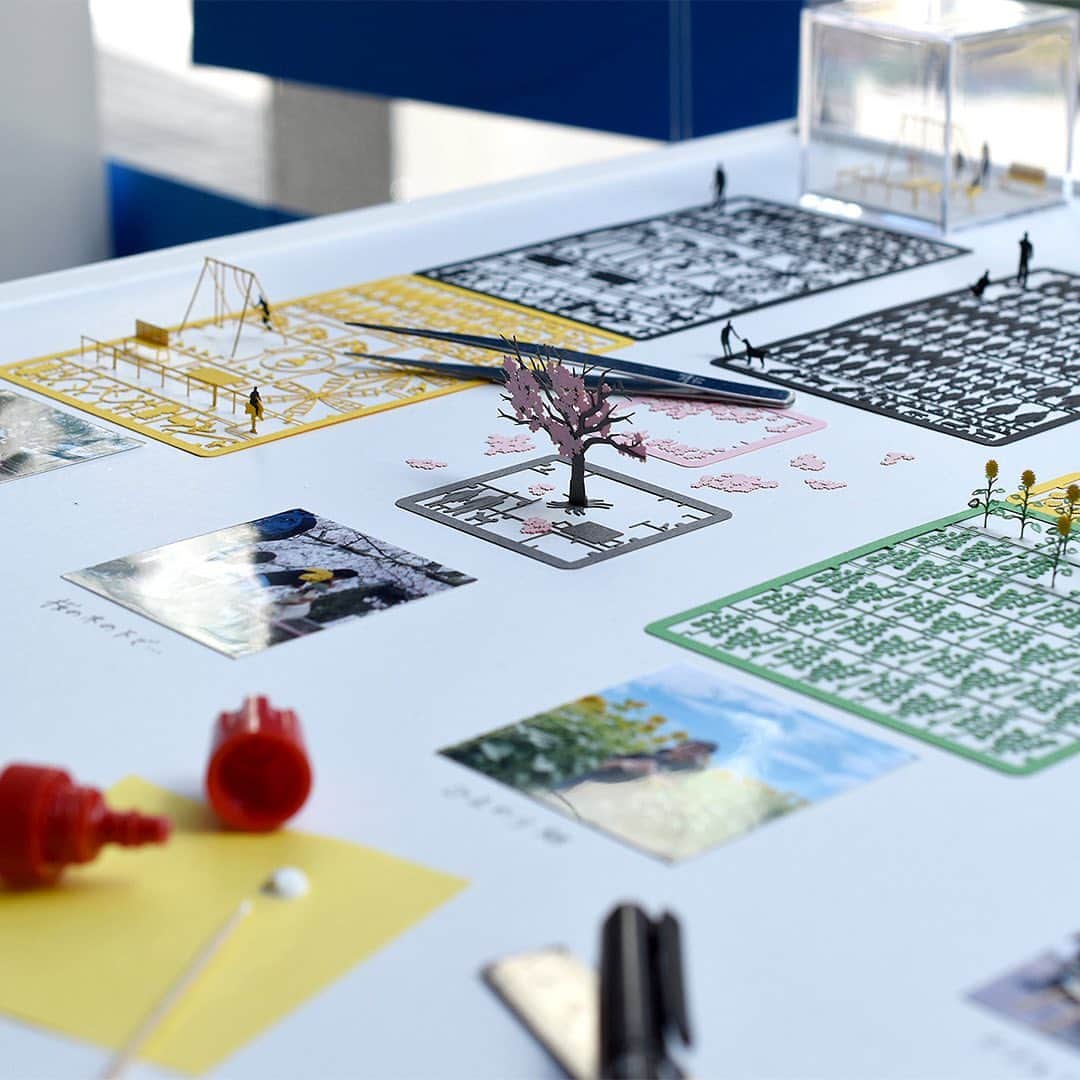 LIVING MOTIFのインスタグラム：「. ショップイベント｜SUPER PAPER WORKSHOP 参加クリエイターによる作品をご紹介します。  寺田 尚樹 お気に入りの場所  テラダモケイの1/100建築模型用添景セットを組み合わせて自分のお気に入りの場所を作りました。  近所の馴染みの公園や旅先で出会った心に残る風景、家族で出かけた思い出の場所など、実際のシーンとそれを再現した模型との共通点や違いを見つけてみてください。  テラダモケイは説明書通りに作るだけでなく、複数のキットを組み合わせたり本来とは異なるパーツの使い方をしてみたりと、想像力を膨らませてオリジナルのシーンを作るのも愉しみ方のひとつです。  ーーーー 9/3(日) ワークショップ開催 「お気に入りの場所」｜寺田 尚樹  お申し込みはプロフィールのリンクからご覧ください。 @livingmotif  ーーーーーーーー  SUPER PAPER WORKSHOP 期間：2023年8月3日(木) - 9月13日(水) ＊8月11日(金)〜15日(火)は夏期休業とさせていただきます。 場所：リビング・モティーフ 1F ーーーーーーーー  #livingmotif #リビングモティーフ #superpaperworkshop #福永紙工 #fukunaga_print #superpapermarket #寺田尚樹 #テラダモケイ #teramokeiten」
