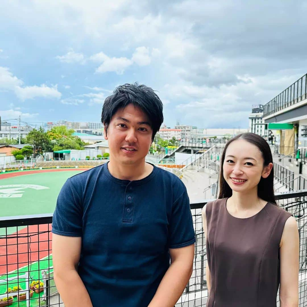 瞳ゆゆのインスタグラム：「船橋競馬のパドック中継でした🐴🥕  今日は雨が降ったり止んだりとお天気がコロコロ変わりますね。 普段傘を持たない私も、さすがに今日は持っていきました😂  パドック中継後は、キッチンカーリポートで美味しいお肉をいただき、小腹を満たして帰ってきました🍗 場内にいる皆さんは、是非食べてみてね😊  #船橋競馬場 #パドック解説 #アナウンサー #宝塚og」