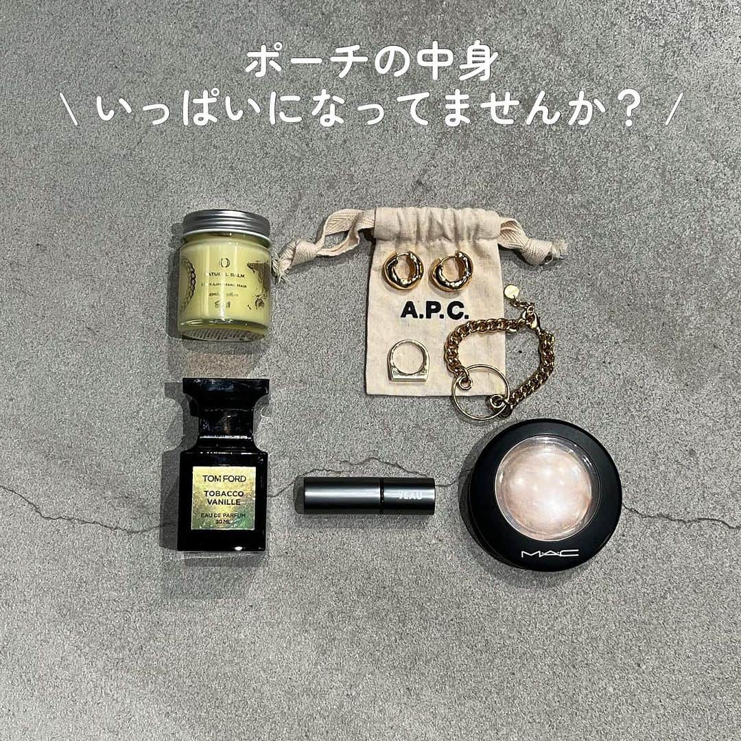 SHEL'MAGのインスタグラム：「ポーチの中身、いっぱいになってませんか？ ━━━━━━━━━━━━━━━ 荷物の量を少なくしたいのに、持ち歩くポーチの中がパンパンに！ こんなことになった経験ありませんか？  「あれも、これも。。」と入れてしまうと中身が溢れてしまいますよね。 すっきりしたポーチを作るには、選抜しないといけません。  でも何を選べばいいのか分からない。。  そこでスタッフのポーチをのぞいてみました！ 女の子の必需品「リップ」をメインに選抜されているみたいです。  スタッフのポーチを参考にして明日からの荷物は、スッキリさせましょう！ ━━━━━━━━━━━━━━━ #SHELTTERWEBSTORE  #SHELMAG  #ショップスタッフ  #ポーチの中身」