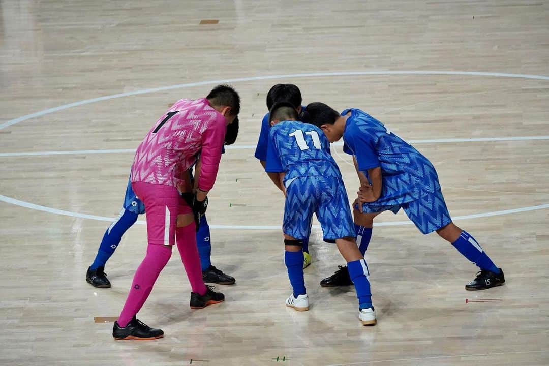 のインスタグラム：「. フットサル小学生日本一を決める大会に sfidaユニフォームを纏う #ボルト東山 (京都府)が出場！  惜しくも決勝トーナメント進出を逃しましたが 全国の舞台で躍動しました！  @bolt_higashiyama_f.c   #sfida #スフィーダ #サッカー #フットサル」