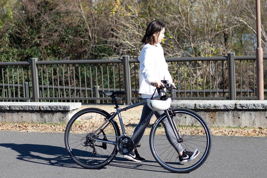 NESTOのインスタグラム：「みなさんお盆休みの予定はもう立てましたか？ せっかくの長期休暇、サイクリングでリフレッシュしてみませんか🚲  NESTOの自転車でサイクリングに行ったらぜひ公式ハッシュタグ #NESTObikes  をつけて投稿してくださいね😉  #crossbike  #クロスバイク  #VACANZE  #お盆休み  #長期休暇  #サイクリング  #cycling  #cyclist  #relax  #refresh」