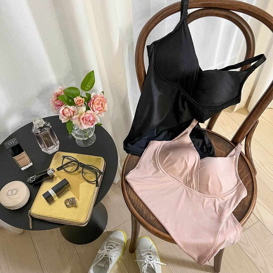 BradelisNewYork/ブラデリスニューヨークのインスタグラム：「. BRADELIS Perfumy bra Cami 23A1  New Arrival.+  まだまだTシャツが大活躍の季節に°˖✧ アウターに響きにくいシンプルデザインのキャミソールはいかがでしょうか❁⃘  カップ肌側は綿混素材で、汗をかいてもサラッと快適です.*° カップ内側には、バストを持ち上げる「リフトパネル」と「引き上げループ」の機能が付いて、ノンワイヤーキャミでもバストをしっかりホールド◎  定番カラーの【ブラック】と 肌なじみの良い【ピンクベージュ】からお選びいただけます♪  ・ ・ ・ ※ご使用のパソコンモニターやスマートフォンの画面によっては、商品の色合いが画面表示のものと現物で異なる場合があります。  #ブラデリスニューヨーク #ブラデリス #bradelisnewyork #育乳ブラ #bradelis #育乳 #補整ブラ #補整下着 #補正 #補正ブラ #スタイルアップ #ボディメイク #新作 #aw #styleup #バストケア #美ボディ #秋冬 #ノンワイヤー #補整ノンワイヤー #キャミソール」