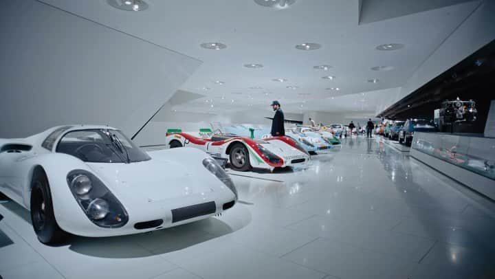 Porsche Japanのインスタグラム：「ポルシェの歴史に、夢中で浸るPOGGY。様々な物語に囲まれ、アイデアが湧き上がる。続きは、動画から。  #ポルシェ #Porsche #ExclusiveManufaktur #スペシャルリクエスト」