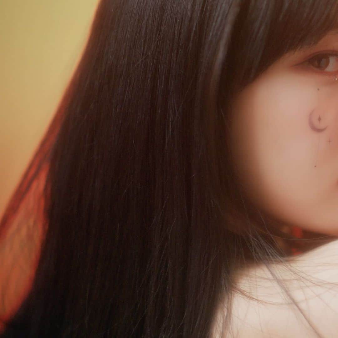 EVERGLOWのインスタグラム：「EVERGLOW 4TH SINGLE ALBUM  <ALL MY GIRLS> SLAY MV Teaser #SIHYEON  ▶ https://youtu.be/8Pg6h5UN5g4  2023.08.18 6PM (KST)  #EVERGLOW #에버글로우 #ALL_MY_GIRLS #SLAY #시현」