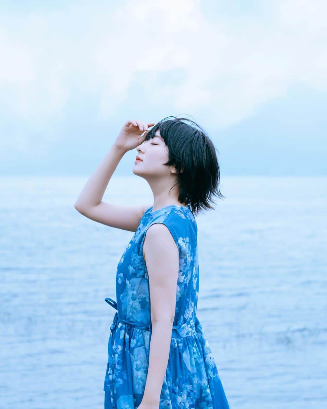 国分真央のインスタグラム：「. この度 @otsukiyumi さんの ブランドイメージのご依頼をいただき 撮影いたしました🫧 ⁡ 実は東京にいる頃から大槻さんのファンで、 山梨に移住してから @__fumi2019 さんでの 展示でやっと絵やアイテムなどを拝見して…  毎年出店されている 手紙社の東京蚤の市で やっと大槻さんご本人とご挨拶が出来たのち 今回ご依頼いただいたので、本当に嬉しかったです。 モデルの @hironeeko ちゃんとの雰囲気も最高でした。  傘もお洋服もスカーフも 全てのアイテムが本当に可愛い…！🕊✴︎ ⁡ 今後展示される際に写真も使っていただけそうなので 良かったら見てみてください🪑 ⁡ 昔から器や絵やアクセサリーやテキスタイルなど、 自分とは違うジャンルの作家さんの 作品を見るのが大好きで。 違う分野ではありつつも色彩感覚や表現のバランスが 共感出来る方をよく好きで見ているので、 そういった方とお仕事をするのが好きだなぁと 改めて感じています◯ 今後もこういうお仕事が出来たらなと思います ☺︎ ⁡ 現在大槻さんの作品は 横浜赤レンガ倉庫 スパイラルマーケットで ポップアップされているそうなので 皆さま是非🧺ˊ˗ ⁡ 会期：2023.7.31（mon）－8.27（sun）  会場：「＋S」Spiral Market 横浜赤レンガ倉庫 営業時間： 11:00 - 20:00  ⁡」