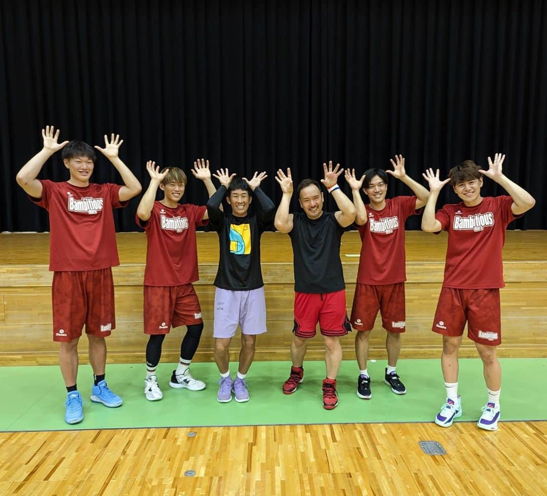 藤高宗一郎のインスタグラム：「. 鹿の角ポーズと2枚目は‥🤫 今日はありがとうございました🦌 #バンビシャス奈良 #ロート製薬 #U15バスケットボールサマークリニック #明日もよろしくお願いします」