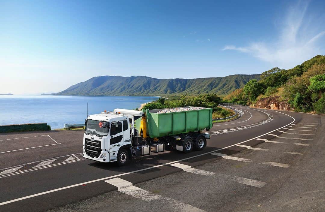 ＵＤトラックスさんのインスタグラム写真 - (ＵＤトラックスInstagram)「English follows Japanese 廃棄物収集のスペシャリスト、Mud Ash Management System (MAMS) Groupは、オーストラリア・クイーンズランド州北部の広大な自治体を管轄しており、清涼飲料水や水に使われるようなアルミ缶や透明なペットボトルを輸送しています。  MAMSグループのゼネラルマネージャーは数多くのディーラーを訪問し、6台のトラックを試乗した後、4台のクオンを発注しました。大型Quonは、少し古い中型トラックよりも燃料消費が優れていることがわかりました。  彼は「キャブオーバー・クオンを選んだ大きな理由は、旋回半径がコンパクトだったことです。操縦性に優れたトラックが必要だったのです。私が運転した他のトラックのほとんどは、私たちが入る必要のある場所に入ることができませんでした。ドライバーはみな、新しいクオンを気に入っています。その快適さは特に注目され、高く評価されています」と話しました。  Waste collection specialist, MAMS Group, covers a vast municipal area in North Queensland and transports aluminium cans, and clear PDT bottles, like those used for milk, soft drinks, and water.  General Manager of MAMS Group placed an order of four Quons after visiting numerous dealers and tested half a dozen different trucks. The trucks are generally fairly light on the road compared to most other trucks. Even so, the new heavy rigid UDs are consuming less fuel than some of the slightly older medium rigid trucks in the fleet.  He said “One of the main reasons we got the UDs was their tight turning circle, we needed a cabover and something that was exceptionally manoeuvrable. Most of the other trucks I drove didn't have a chance of getting into some of these places we need to get into. All the boys love the new UDs. The comfort it provides is particularly noted and appreciated.”  #udtrucks #udトラックス #mams #quon #クオン #udtrucksaustralia #udトラックスオーストラリア」8月9日 18時01分 - udtrucksjp