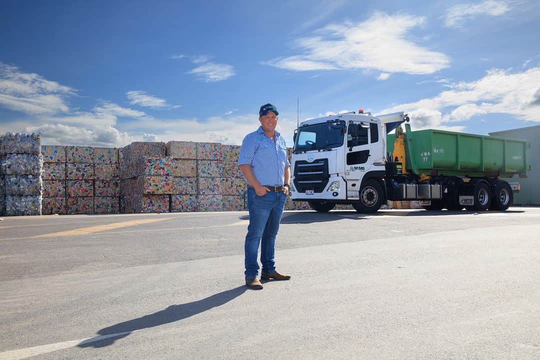 ＵＤトラックスさんのインスタグラム写真 - (ＵＤトラックスInstagram)「English follows Japanese 廃棄物収集のスペシャリスト、Mud Ash Management System (MAMS) Groupは、オーストラリア・クイーンズランド州北部の広大な自治体を管轄しており、清涼飲料水や水に使われるようなアルミ缶や透明なペットボトルを輸送しています。  MAMSグループのゼネラルマネージャーは数多くのディーラーを訪問し、6台のトラックを試乗した後、4台のクオンを発注しました。大型Quonは、少し古い中型トラックよりも燃料消費が優れていることがわかりました。  彼は「キャブオーバー・クオンを選んだ大きな理由は、旋回半径がコンパクトだったことです。操縦性に優れたトラックが必要だったのです。私が運転した他のトラックのほとんどは、私たちが入る必要のある場所に入ることができませんでした。ドライバーはみな、新しいクオンを気に入っています。その快適さは特に注目され、高く評価されています」と話しました。  Waste collection specialist, MAMS Group, covers a vast municipal area in North Queensland and transports aluminium cans, and clear PDT bottles, like those used for milk, soft drinks, and water.  General Manager of MAMS Group placed an order of four Quons after visiting numerous dealers and tested half a dozen different trucks. The trucks are generally fairly light on the road compared to most other trucks. Even so, the new heavy rigid UDs are consuming less fuel than some of the slightly older medium rigid trucks in the fleet.  He said “One of the main reasons we got the UDs was their tight turning circle, we needed a cabover and something that was exceptionally manoeuvrable. Most of the other trucks I drove didn't have a chance of getting into some of these places we need to get into. All the boys love the new UDs. The comfort it provides is particularly noted and appreciated.”  #udtrucks #udトラックス #mams #quon #クオン #udtrucksaustralia #udトラックスオーストラリア」8月9日 18時01分 - udtrucksjp