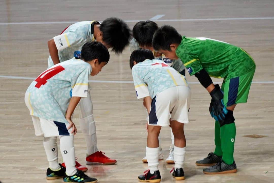 のインスタグラム：「. 第33回全日本U-12フットサル選手権大会 #バーモントカップ  sfidaユニフォームを纏う #FC琉球 U-12 (沖縄県)が出場！  グループステージ1勝2敗で大会を終えました。 沖縄からはるばる東京での全国大会、お疲れ様でした！  @fcryukyu_academy_school   #sfida #スフィーダ #サッカー #フットサル #バーモントカップ #少年サッカー #全日本u12フットサル選手権大会」