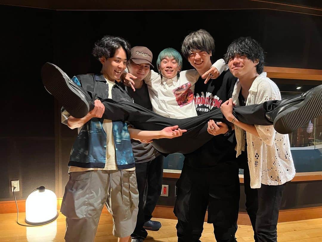 山田海斗のインスタグラム：「30歳なりました メンバー、スタッフ、家族、友人からおめでとうもらえることを幸せに思います ファンみんなも呟いてくれたりメッセージくれたりありがとう  もう2度こない20代には少し寂しさを感じるけど30代になること割と楽しみにしてたのでこれからも人生満喫したいです」