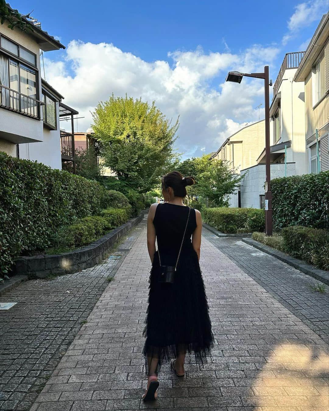 丸山慧子さんのインスタグラム写真 - (丸山慧子Instagram)「.  これ実はね１枚目にしてる写真 おでこにがっつり虫ついてるの😌 （５枚目にもいる🤫）  夏だしそういう時もあるよね🦟✨  黒のふりふり可愛い✌️🤍 夏の黒かわいい🤍🤍 @shein_japan   ワンピース 🏷️ 18087382 サンダル 🏷️ 13339755  割引クーポンあるよ🫶 ▶︎ 【keiko1520】使ってね✨✨  夏満喫してる？☀️💕 楽しかった事教えてね~✍️🩷  #SHEIN #sheinコーデ #女の子ママ #姉妹ママ 多分 #骨格ロマンティック #ad #SHEINforAll  #CHANEL #肩幅広い系女子 #ブラックコーデ」8月9日 18時04分 - keiko.423